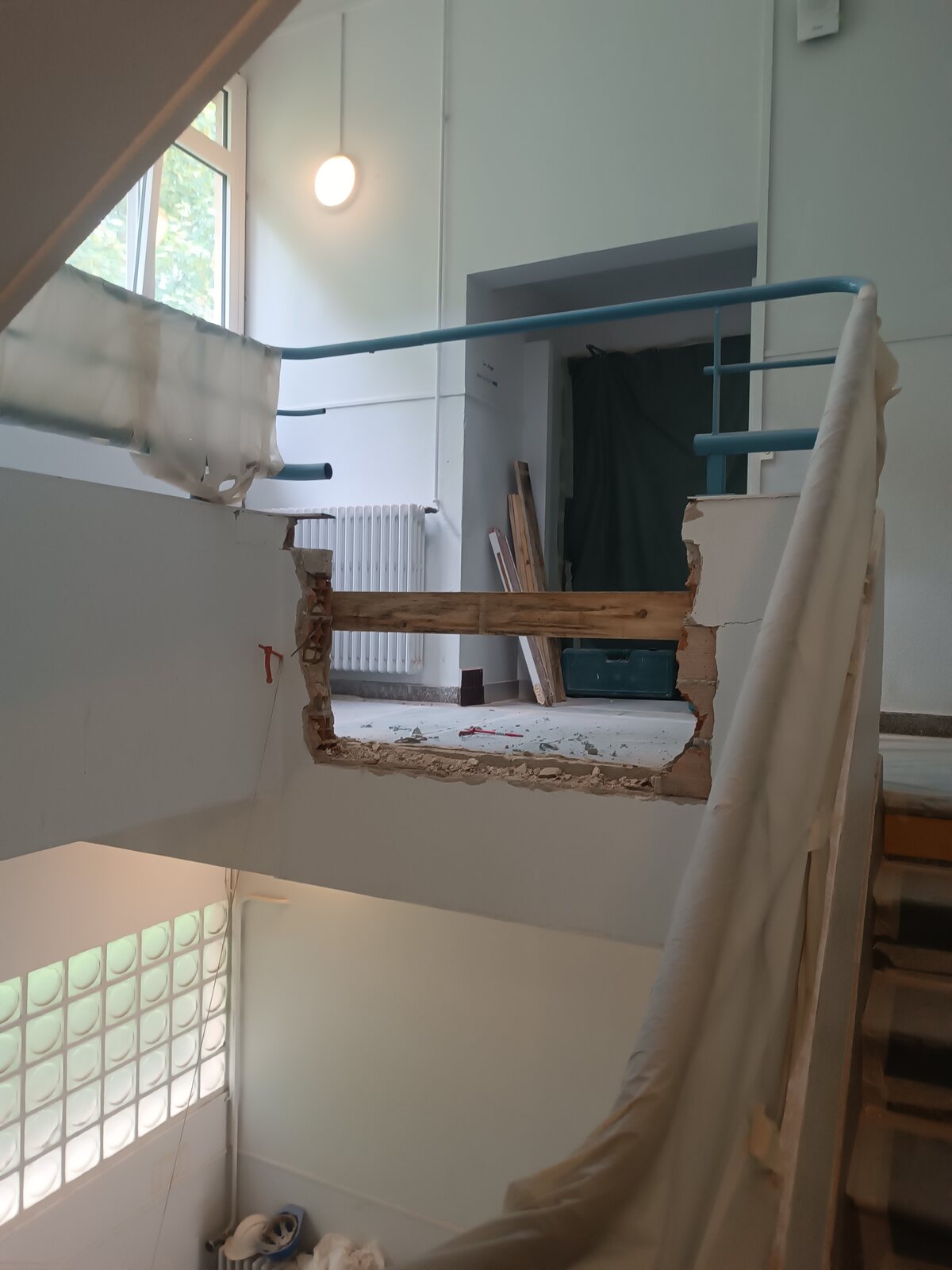 Création d’une gaine dans la cage d’escalier du collège Paul-Bert